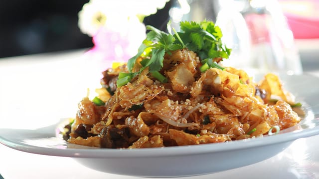 47a. Crispy Wonton Pad Thai Chicken Hen.